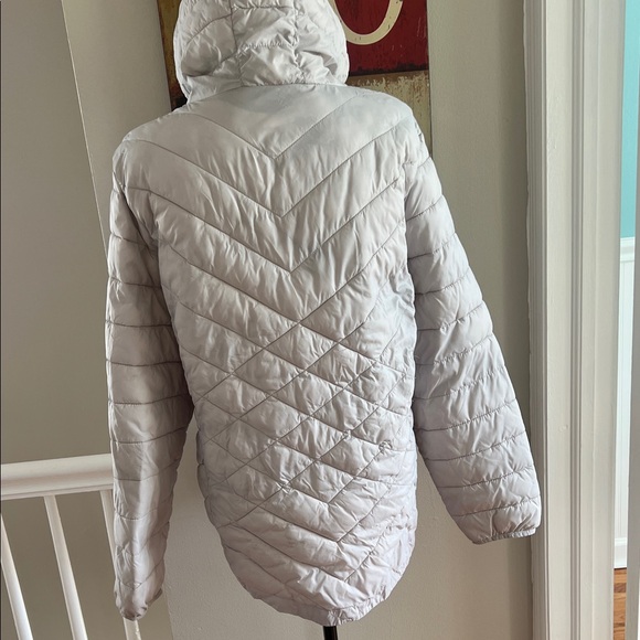 This is a women's ZeroXposur Brooke Packable Puffer Jacket in a light gray color - Picture 4 of 4